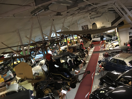 Utsikt över bilhallen på Motormuseet
