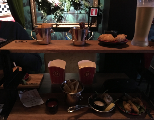 Två plankor med plockmat Pinchos