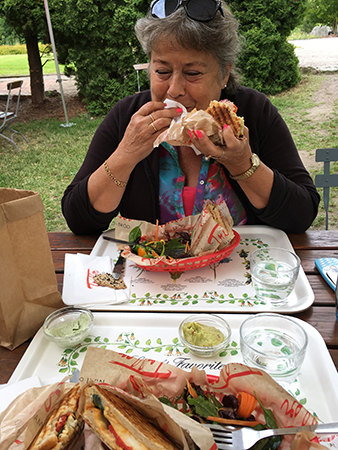 J skrattar och äter lunch på Café Victoria