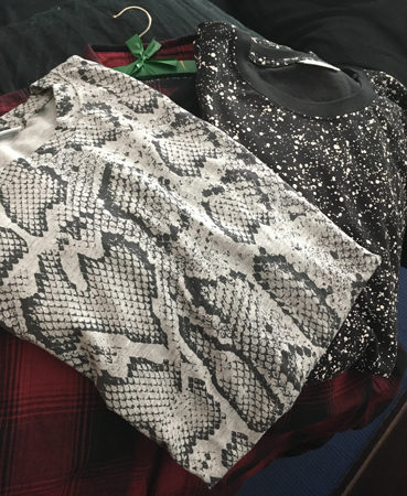 Två tischor och en rödosvartrutig skjorta