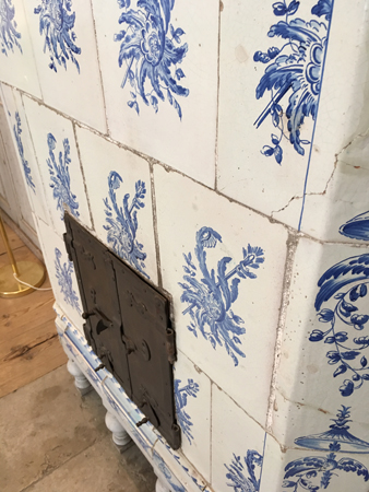 Vit kakelugn med blå dekor Linnémuseet