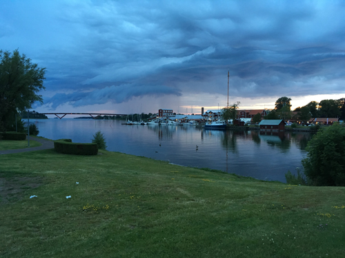 Motala hamn i skymning