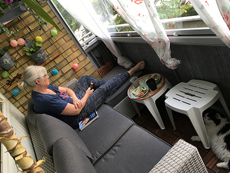 Anna i nya soffan på balkongen
