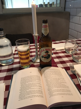 Birra Moretti och bok