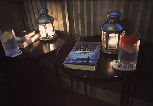 GT lyktor och läsning på balkongen