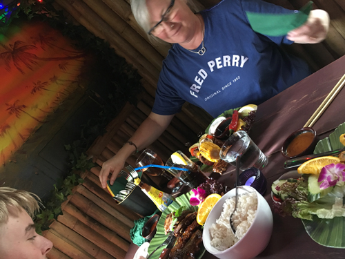 Mitt livliga middagssällskap på Koh Phangan