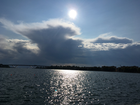 Motalabron och vattnet kväll