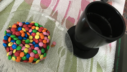 Munk med smarties och kaffe