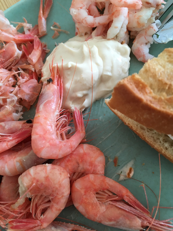 Räkor med chiliaioli och bröd