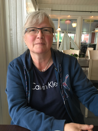 Anna vid frukostbordet