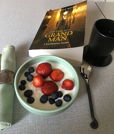 Frukost med jordgubbar o blåbär yoghurt kaffe bok