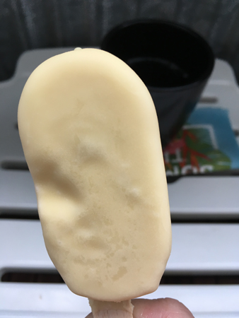 Mini-Magnum och kaffe på balkongen