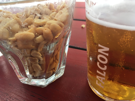 Nötter och en Falconöl