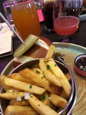 Persikosmakande öl och burgare med tillbehör