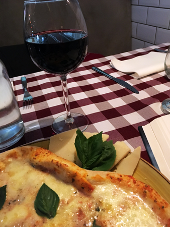 Pizza quattro formaggi och vin