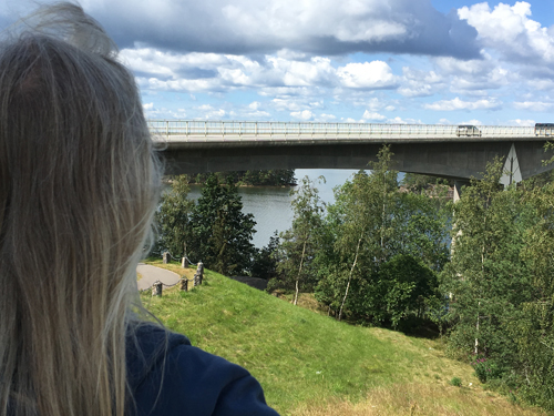 Anna tittar ut över Stora Hammarsundet