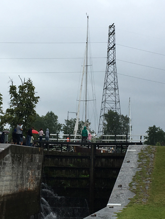 Båtar väntar på att slussas