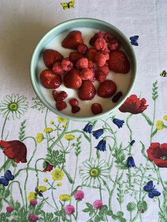 Jordgubbar hallon och smultron i yoghurten