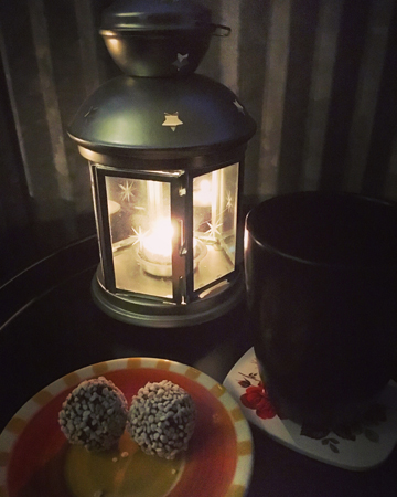 Nattfika med chokladbollar