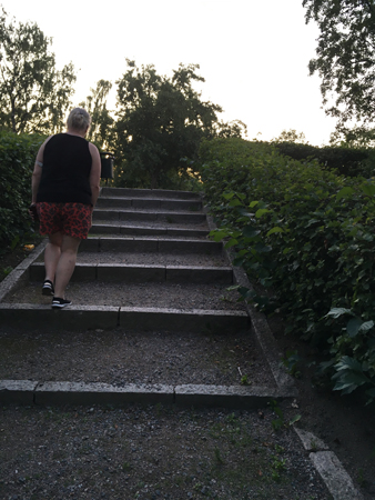 Anna på kvällspromenad i Höganäshöjden