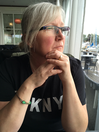 Anna tittar ut genom fönstret