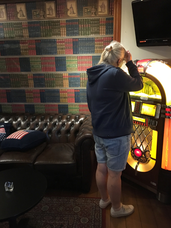 Anna vid jukeboxen på Motormuseet