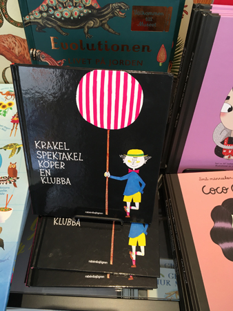 Boken Krakel Spektakel köper en klubba