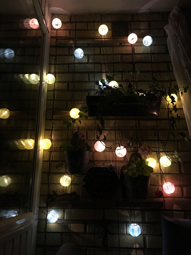 Ena kortsidan på balkongen med lyktor etc