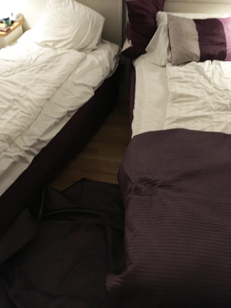 Hotellsängarna gled isär