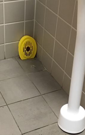 På toa på Akropolis