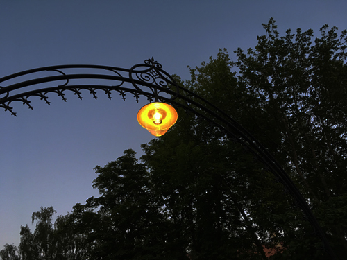 Portalen till Höganäsparken med tänd lampa