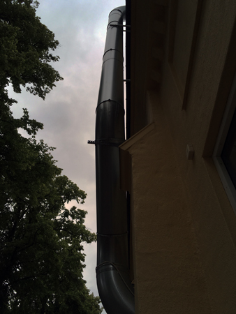 Rör på hus och grå himmel