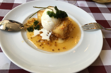 Friterad camembert med hjortronsylt glass och persilja