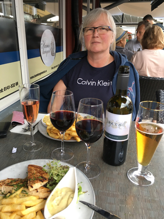 Anna äter middag på Hamnkrogen