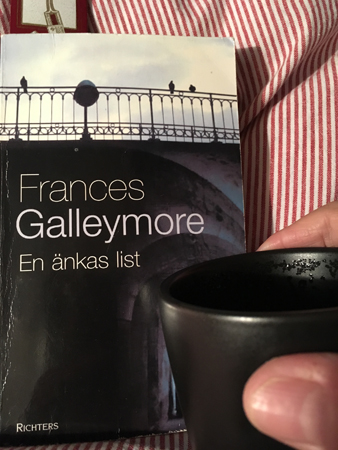 Boken En änkas list och kaffe på sängen