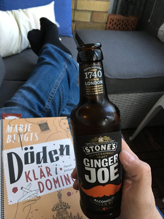 Boken Döden klär i domino och Ginger Joe
