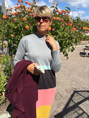 Lizbeth matchar blommorna i Botaniska trädgården