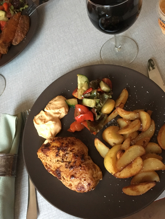 Kyckling potatisklyftor sås och grönsaker