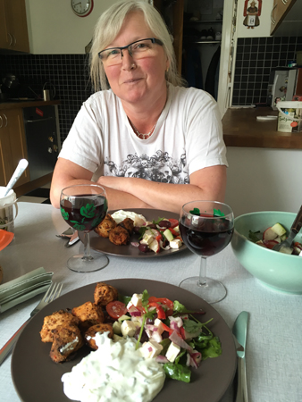 Anna äter kolgrillad kyckling sallad och dricker vin