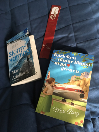Böckerna Stormvarning och Kärleken väntar längst ute på grenen
