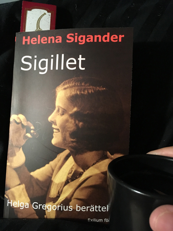 Boken Sigillet och kaffe på sängen