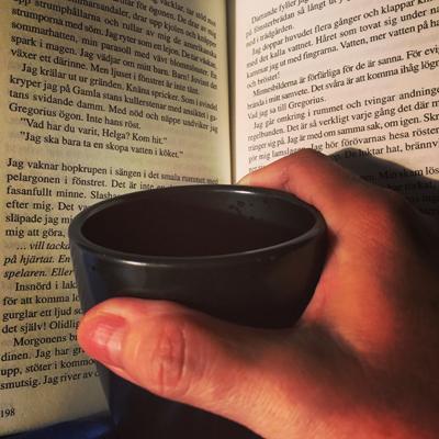 Bokuppslag och kaffemugg