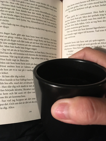 Bokuppslag och kaffemugg