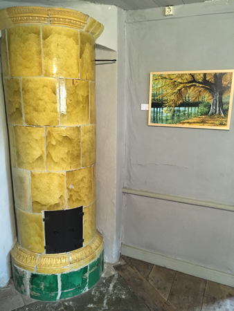 Gul kakelugn och gult konstverk