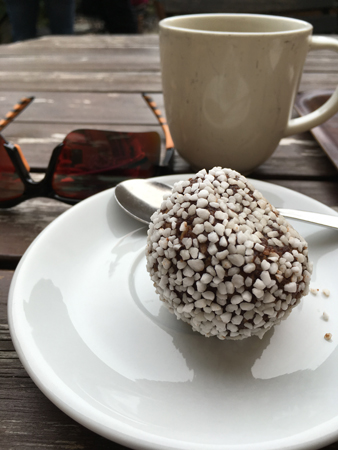 Kaffe och chokladboll på Kafferummet Storken