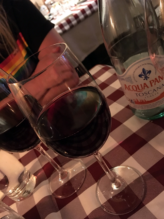 Rödvin och vatten på Michelangelo