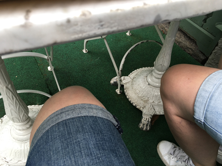 Våra ben under bordet på Lilla Hasselbacken