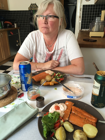 Anna äter laxmiddag