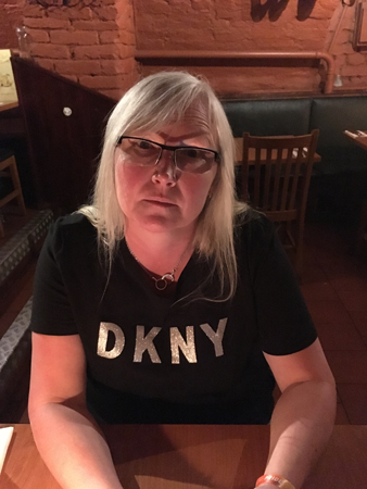 Anna nere i källaren på Gamla stan Hof