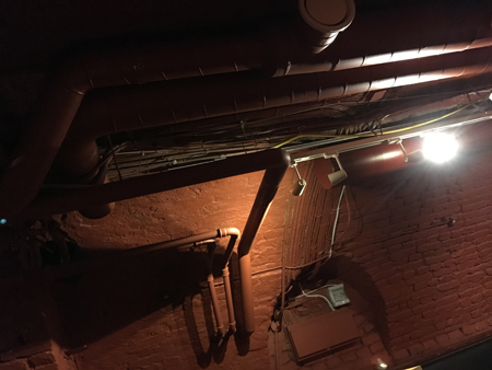 Rör i källaren på Gamla stan Hof